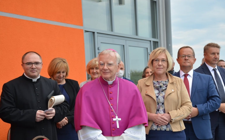 Tłok przy wstędze na otwarciu nowej szkoły. 